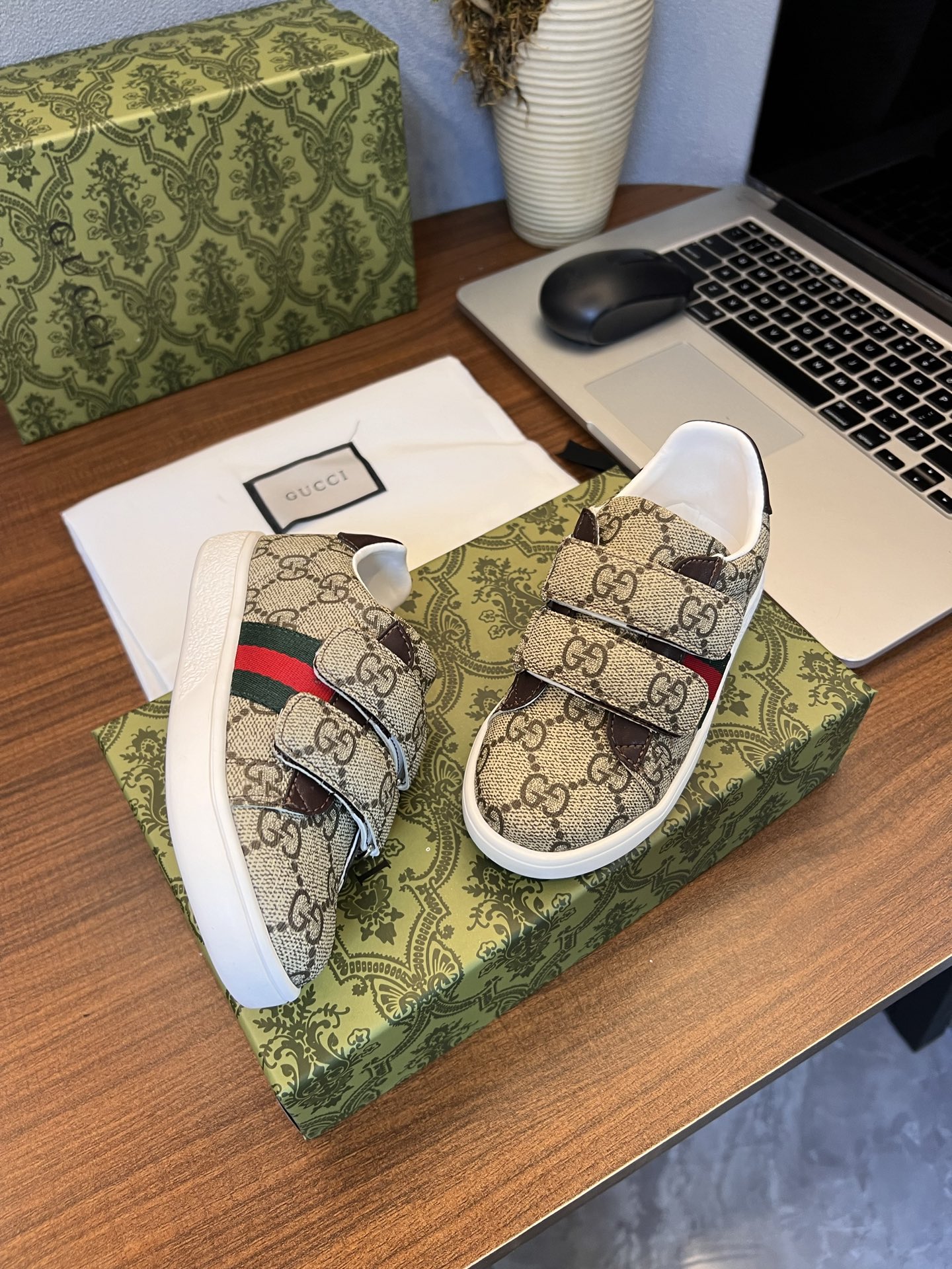 Children's shoes child
